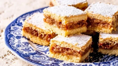 Najbolji recept za lenju pitu sa jabukama: Omiljeni kolač iz bakine kuhinje koji svima uspeva  