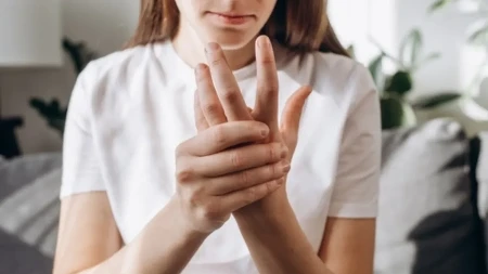 Osećate grč u šaci? To može biti rani znak ovih 5 bolesti