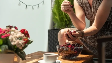 Pijete vodu posle trešanja? Evo da li zaista tako "kvarite" stomak