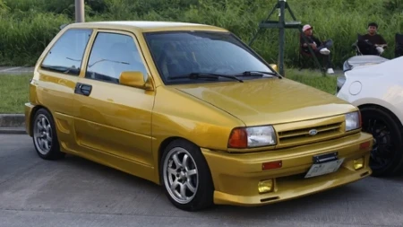 Ovo je najluđi auto ikada viđen: Presekao Ford na pola i napravio vozilo koje jedva staje u traku – a i dalje ga vozi ulicom!