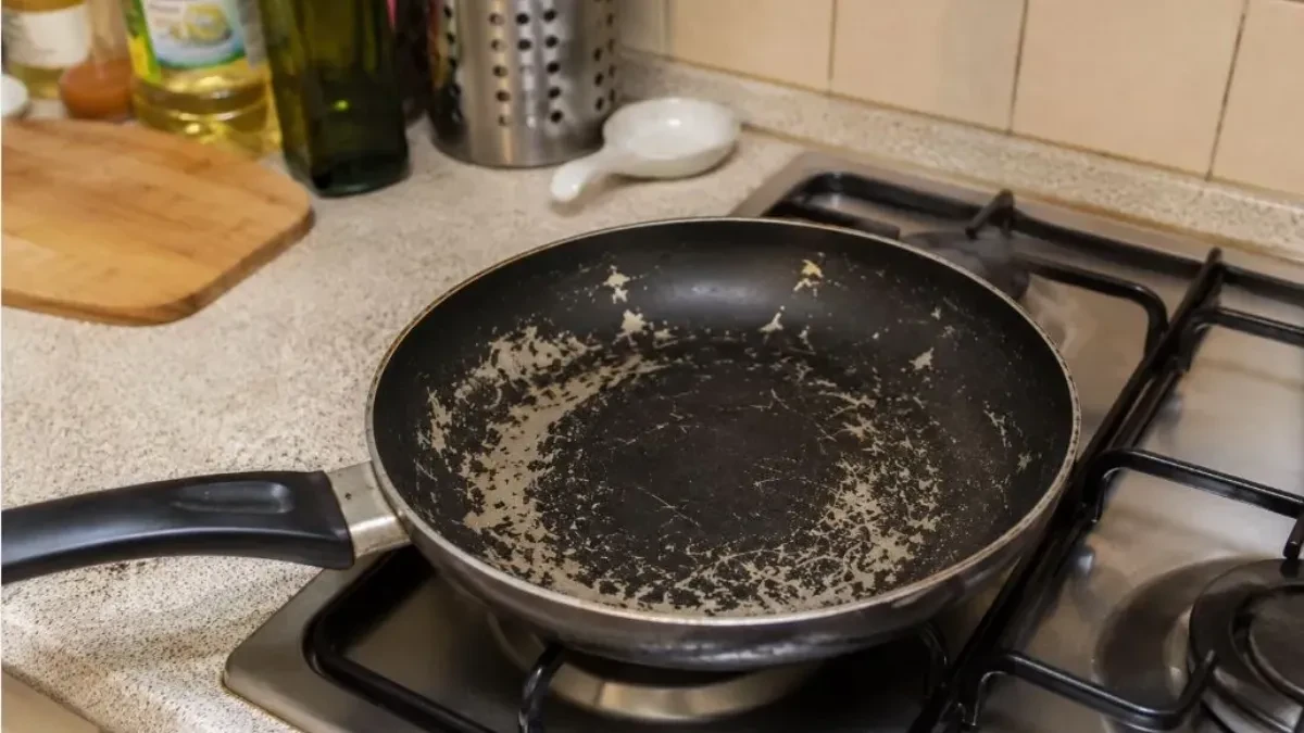 Pripazite: Ako vam tiganj izgleda ovako - postao je opasan za korišćenje