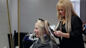 Kakvi bre talasi, vratila se frizura iz 2000ih: Kosa kao što su nosile naše mame, ovo je hit leta 2026. godine
