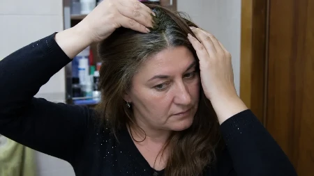 Sedu kosu sakrijem bez farbanja! Sok od ovog povrća mi vrati prirodnu boju posle jednog korišćenja