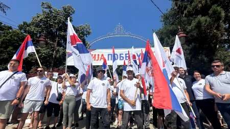 Dolaze na veliki skup - Srbija, jedna porodica! Građani iz Aranđelovca krenuli ka Beogradu (Foto/video)