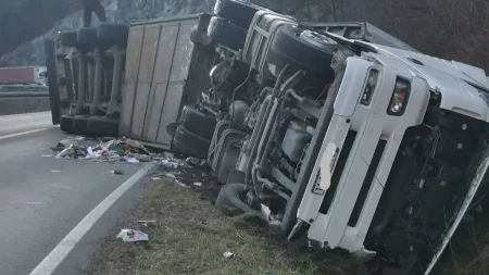 Sudar kamiona i automobila, vozilo smrskano u kanalu: Drama na Ibarskoj magistrali