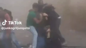 Zagrljeni nestaju pod šutom, sve oko njih se ruši! Najdramatičniji snimak zemljotresa u Venecueli! (VIDEO)