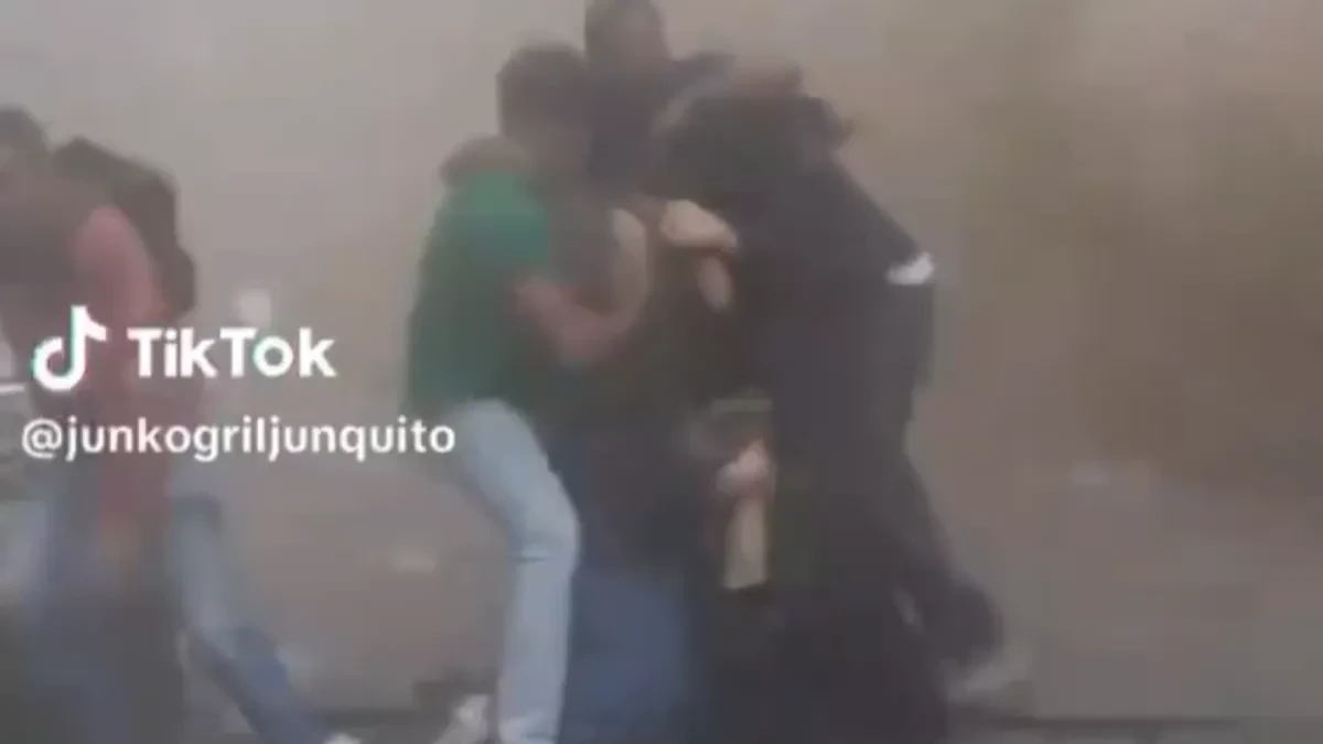 Zagrljeni nestaju pod šutom, sve oko njih se ruši! Najdramatičniji snimak zemljotresa u Venecueli! (VIDEO)