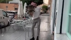 Ovog konobara hoće da zaposli svaki kafić: Pogledajte šta čovek radi, ovo nije realno!