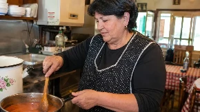 Čorbu zgušnjavam bez brašna: Moja ujna, kuvarica u poznatoj kafani, pokazala mi je trik i sada je još ukusnija