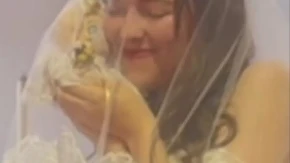 Svet u šoku zbog najbizarnijeg venčanja: Udala se za plišanu lutku, a onda je uradila ovo! (Video)
