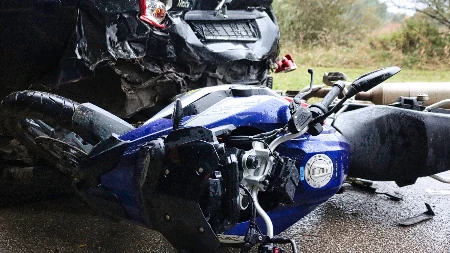 Nemanja pao s motora i pregazio ga auto: Za sobom stavio ženu i malo dete