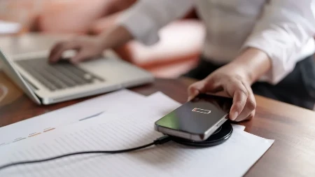 Ako telefon punite bez kabla, ovo morate da znate - računi rastu, a baterija trpi
