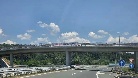 Moćna poruka dočekuje vozače širom naše zemlje: Srbija pobeđuje! (Foto/Video)