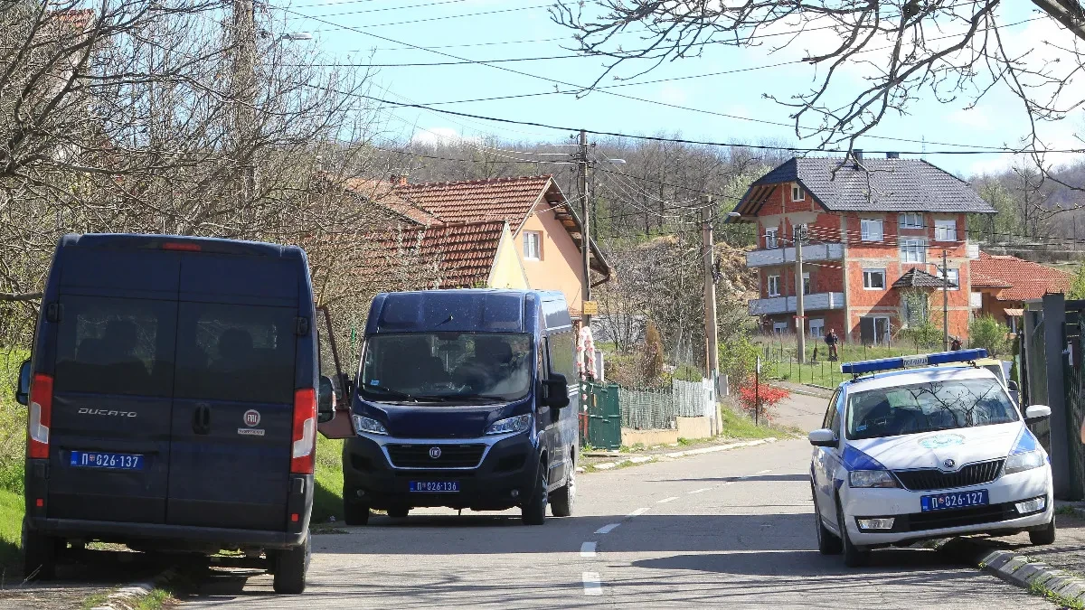 Proganjala dečka, poslala mu čak 65.000 poruka: Prilikom hapšenja zatečena u njegovoj kući u kadi 