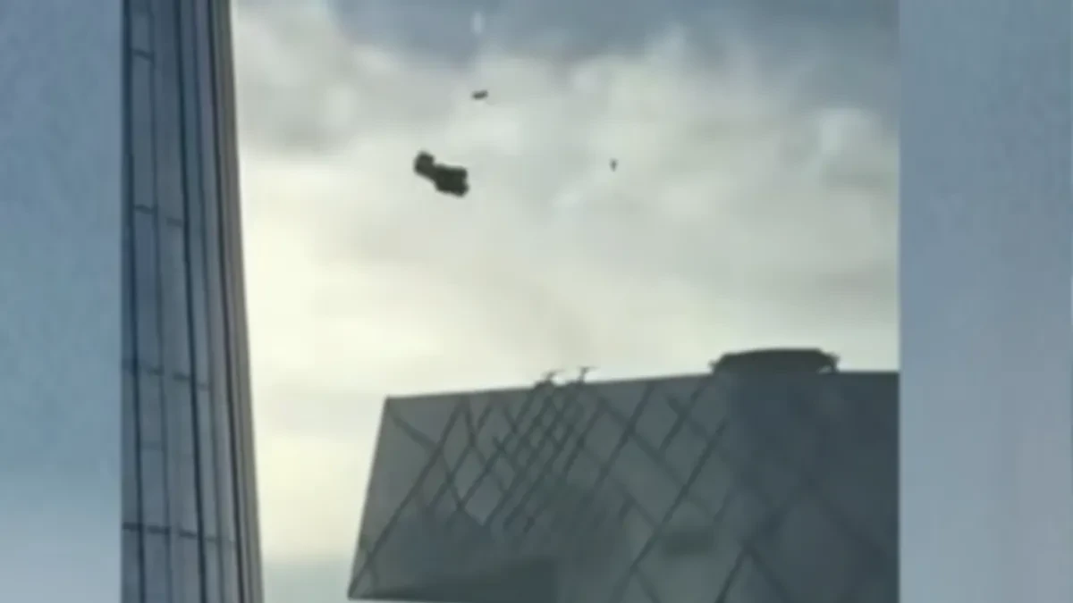 Jeziv snimak! Avion se zakucao u najvišu zgradu u Pekingu, pa pao na zemlju! (VIDEO)