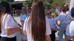 Omladina razigrana, svi su srećni: Oplanići dočekuju predsednika Vučića (VIDEO)