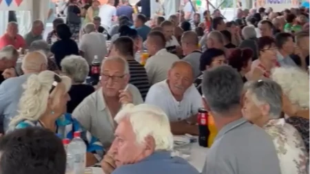 Krcato! Meštani sela Oplanić okupili se da dočekaju predsednika Vučića