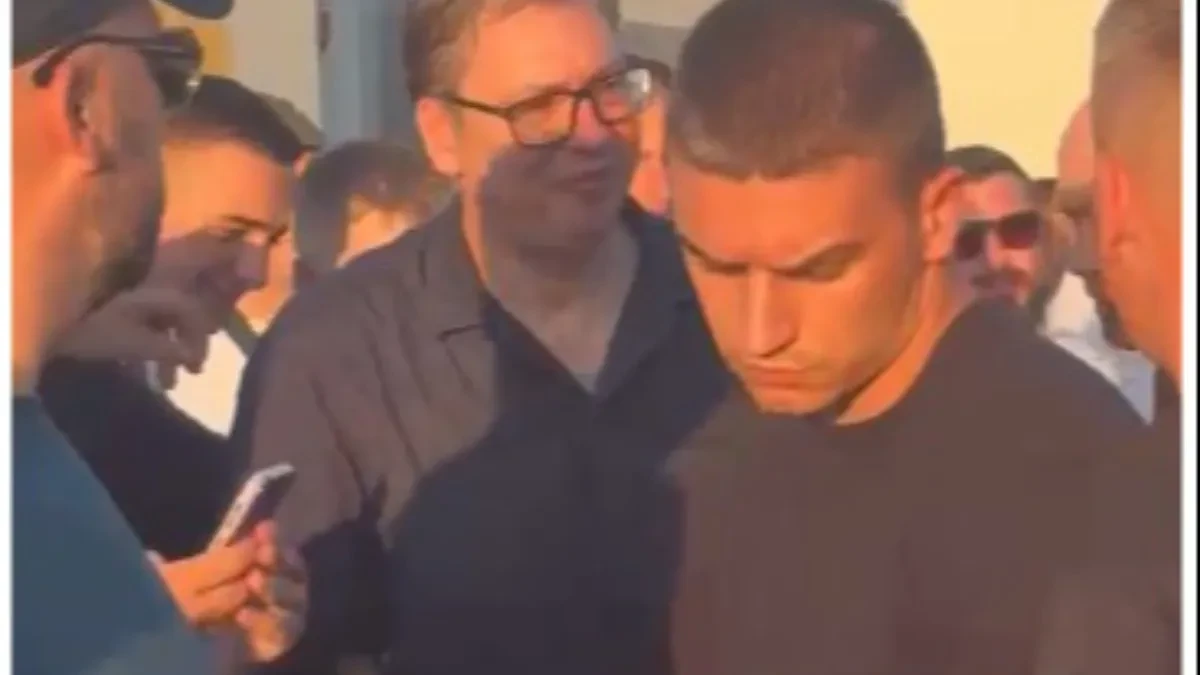 Građani uz skandiranje ispraćaju Vučića! Ne prestaje "Aco, Srbine"