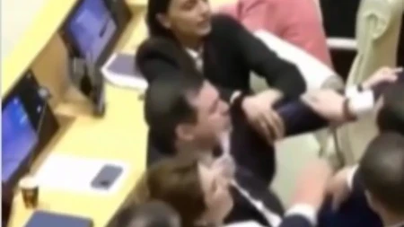 Pesničenje u parlamentu: Opšta tuča zbog Zakona o stranim agentima
