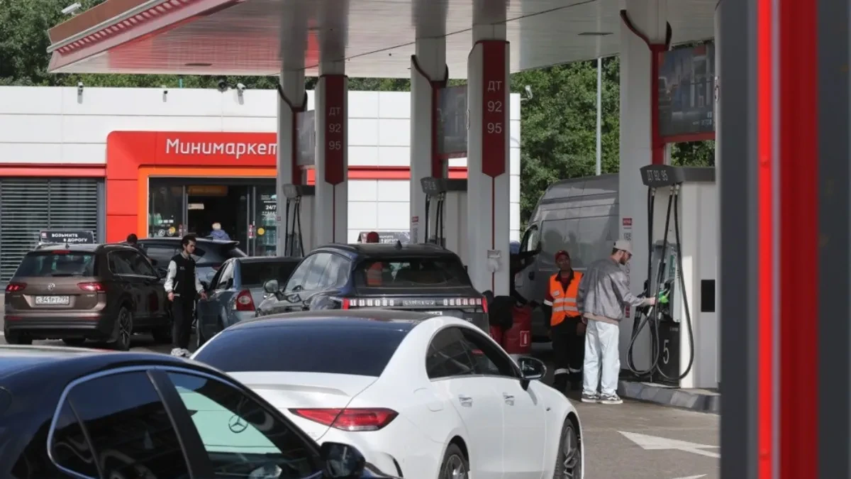 Ima redova, zaista je tesno: Evo šta građani Moskve kažu o situaciji na pumpama