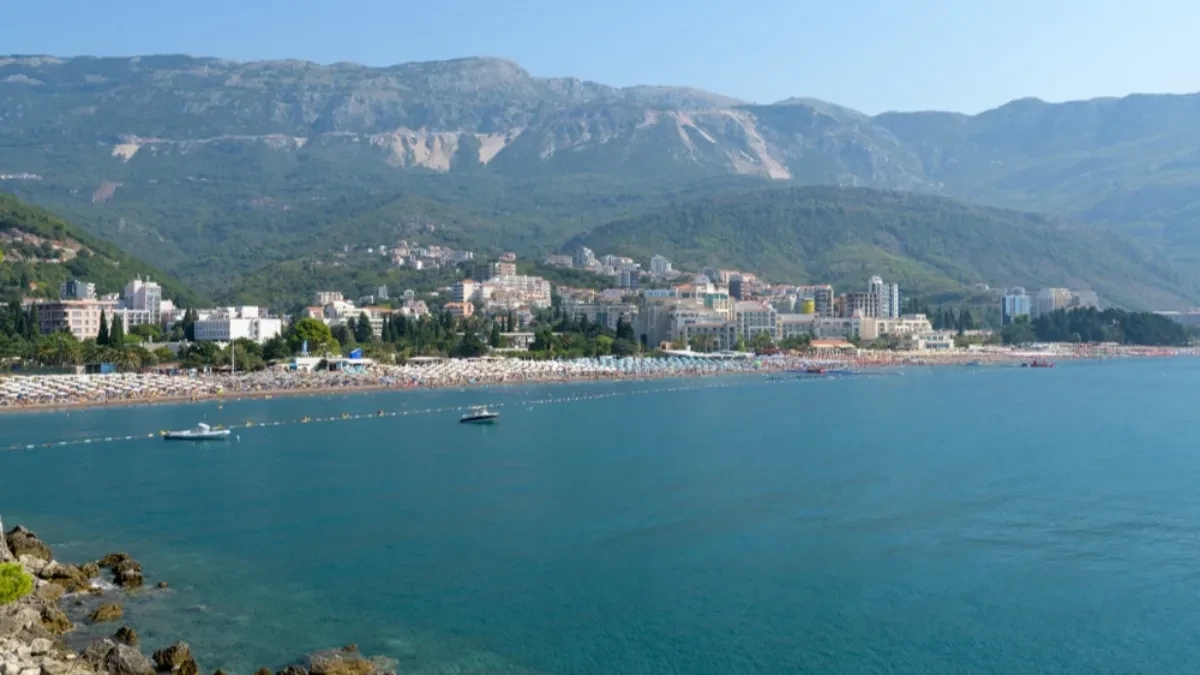 Drama na popularnoj crnogorskoj plaži! Zmija snimljena među dečjim igračkama! (VIDEO)