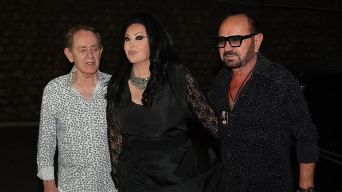 Dragana Mirković stigla limuzinom na Tašmajdan! Sva u crnom došla na koncert Južnog vetra sa Kitićem i Malovčićem! (FOTO)