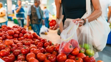 Kupili ste bljutav paradajz? Evo šta mu daje slatkoću kao da je ubran iz bašte