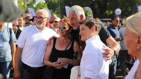 Ana Brnabić ispred Skupštine: Naš narod je najbolji narod na svetu!