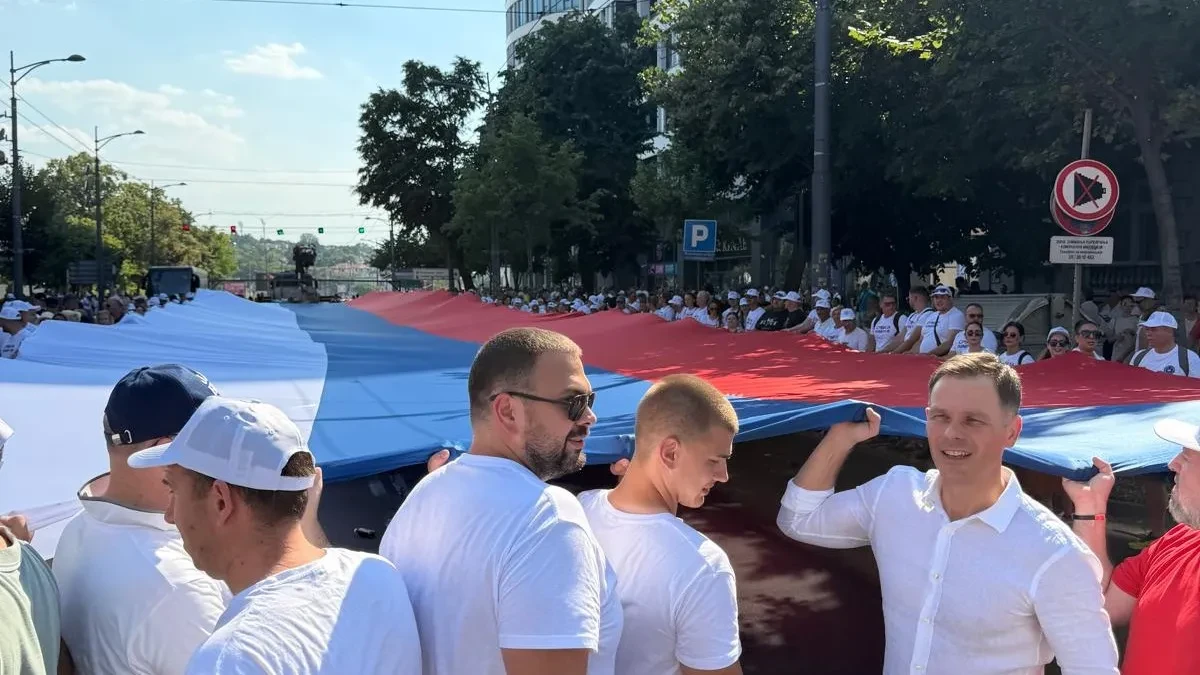 Krenula najveća srpska zastava, nosi je dve i po hiljade ljudi!