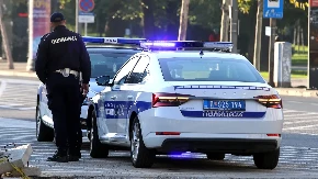 Stravična nesreća u Čačku: Automobil uleteo u kafić, pogledajte kako izgleda mesto haosa (VIDEO)
