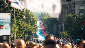 "Super je biti deo istorije" Pogledajte kakav je osećaj nositi najveću srpsku zastavu ikada