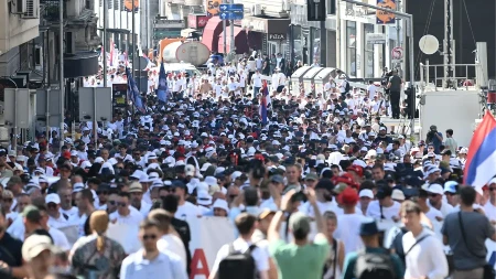 Oglasio se MUP i objavio brojke: Stotine hiljada građana na platou ispred Skupštine