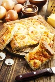 BAVARSKA PITA PUNA LUKA I SLANINE Pojede se pola pleha, a razvaljuje ukusom