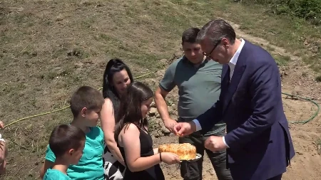 Vučić i Lončar u naselju Senjski Rudnik: Poseta porodici Veljković (VIDEO)