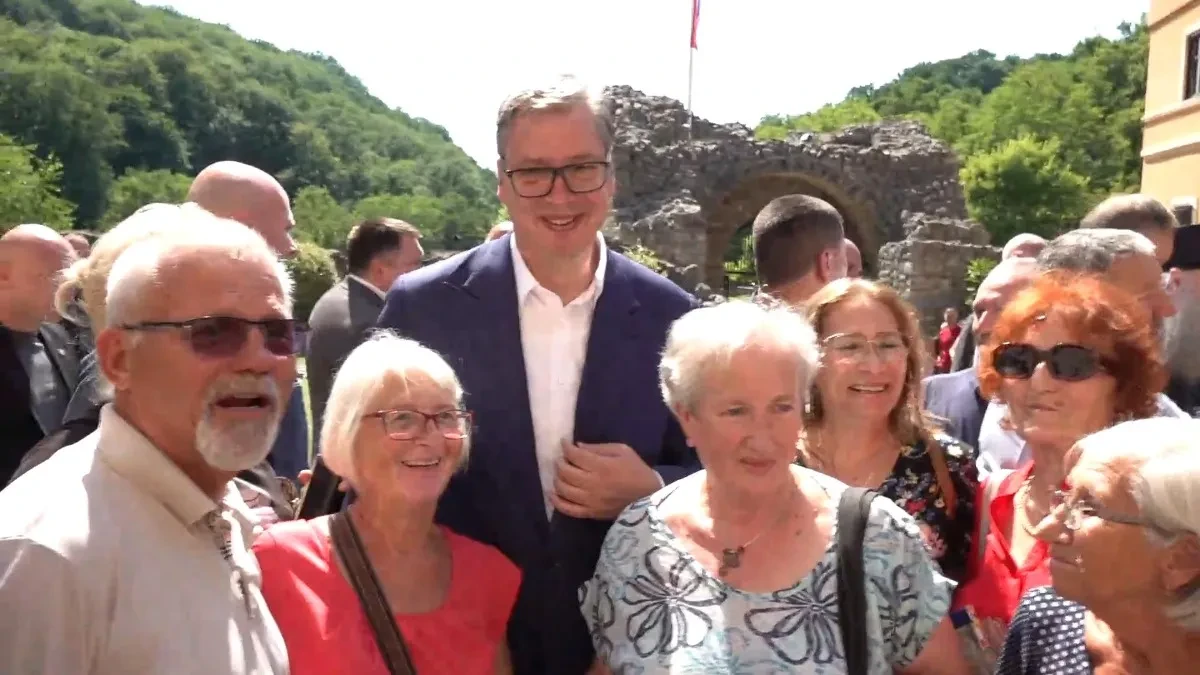 Vučić sa narodom u manastiru Ravanica: Predsednik se poklonio moštima Kneza Lazara (VIDEO)