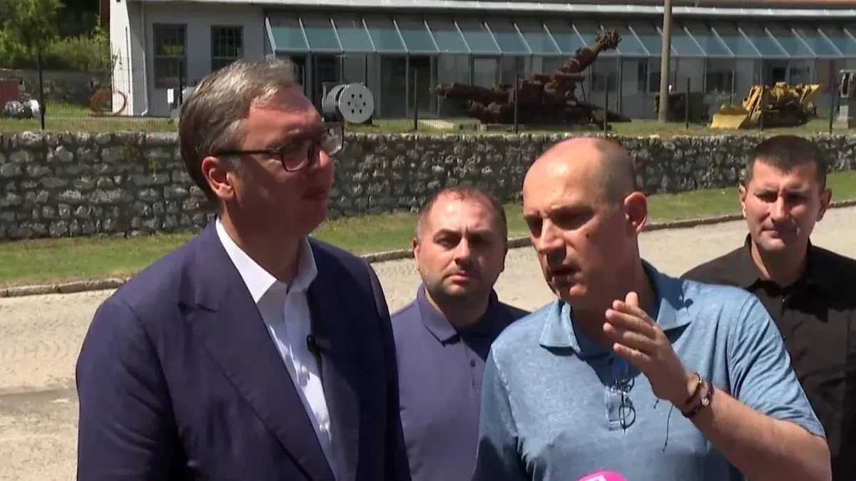 "Zašto smo ovo radili, zašto mi je ovo bilo najvažnije..." Vučić i Lončar u Senjskom Rudniku obilaze mobilnu ambulantu (VIDEO)