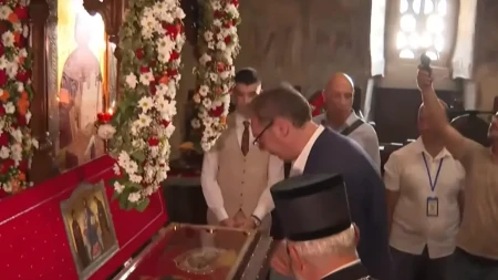 Predsednik se poklonio moštima kneza Lazara:Vučić sa narodom u manastiru Ravanica