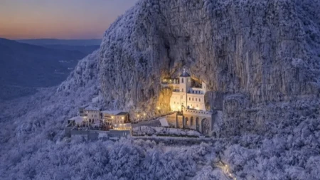 Evo čija noga ne sme da kroči na Ostrog: Postoje stroga pravila ponašanja na ovom svetom mestu, a jedno se nikako ne radi