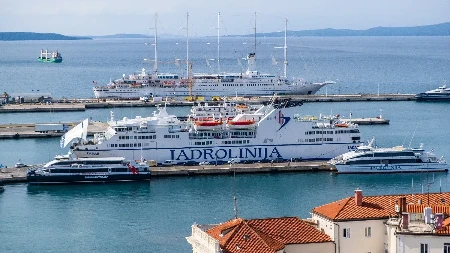 Sramota na Jadranu, ljudi očajni: "Trajekt se pokvario - plutamo već tri sata!"