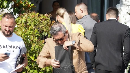 Majku smestio u dom, a ženi prepisao sve što ima! Pevač 20 godina mlađoj supruzi ostavio svu imovinu: "Volim je najviše na svetu"