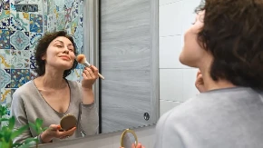 Trikovi koje svaka žena mora da zna: Evo kako da vam šminka ne mrdne sa lica ni na +40