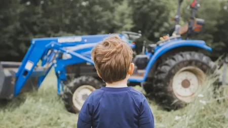 Najgora vest! Preminuo dečak kojeg je deda pregazio traktorom