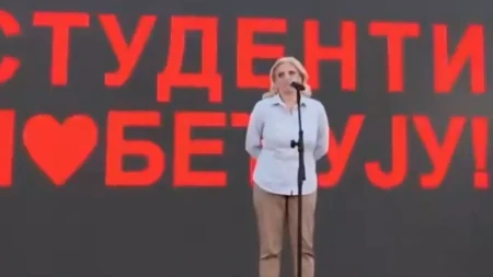 Na Vidovdan se zaista sve videlo, zbog Jelene Pavlović nastao rusvaj: Aplaudirala Vučiću, pa držala govor na plenumaškom skupu u Kraljevu