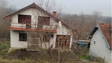 Kuća od 100 kvadrata, na 36 ari placa - samo 25.000 evra! Nalazi se na osam kilometara od grada