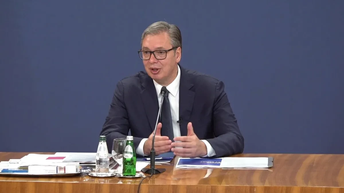 Vučić predstavlja nove mere: Stižu jednokratne novčane pomoći, vaučeri od 10.000 dinara, značajno povećanje penzija i plata...