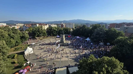 Blokaderi vređali jedni druge, pa poručili: "Vladaj, Vučiću još 200 godina"
