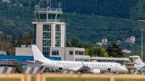 Drama u Tivtu: Avion iz Srbije sa 90 putnika zadržan na aerodromu, policija sve češlja