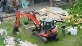 Neviđena osveta posle razvoda: Pijan seo u bager i krenuo da ruši sve pred sobom - jeziv incident šokirao komšije