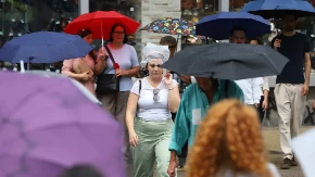 Nevreme uhvatilo Beograđane nespremne: Pogledajte kako su se štitili od pljuska
