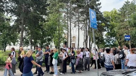 “Kad vidiš ovoliki narod u molitvi, znaš da Srbija još ima dušu”: Vernici u suzama ispred Hrama